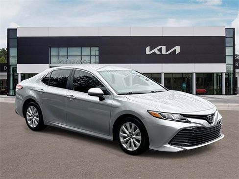 Used 2020 Toyota Camry LE image 2