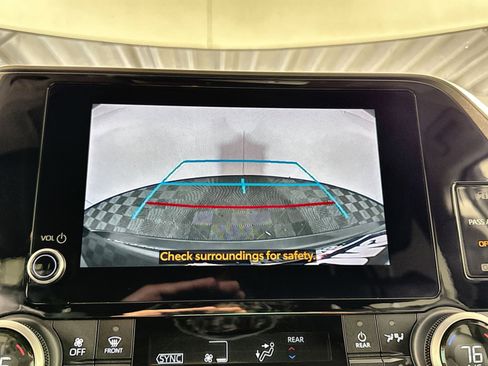 Used 2024 Toyota Highlander LE image 19