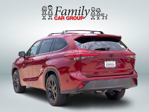 Used 2023 Toyota Highlander LE FWD image 3