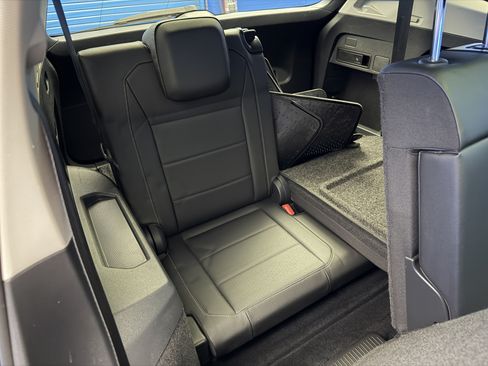 Used 2018 Volkswagen Tiguan SEL FWD image 28