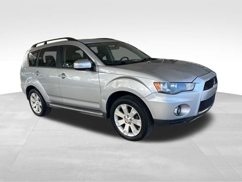Used 2011 Mitsubishi Outlander SE image 2