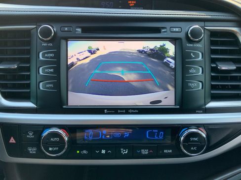 Used 2017 Toyota Highlander Plus FWD image 26