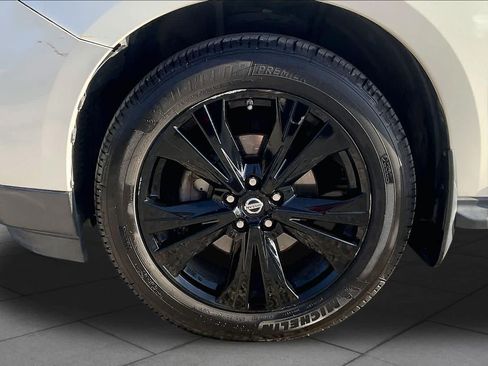 Used 2017 Nissan Pathfinder Platinum w/ Midnight Edition Package FWD image 9