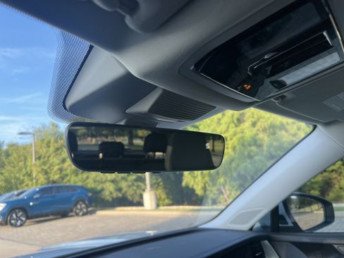 Used 2025 Volkswagen Tiguan SE w/ Panoramic Sunroof Package FWD image 23