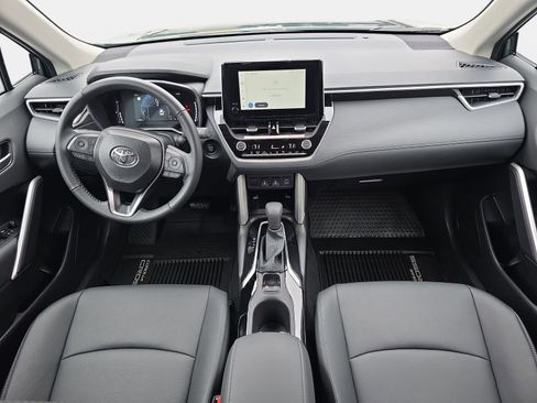 Used 2025 Toyota Corolla Cross XLE w/ Convenience Package image 9