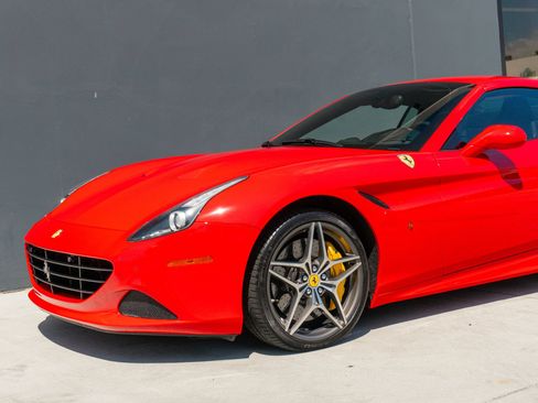 Used 2017 Ferrari California T RWD image 18