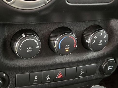 Used 2017 Jeep Wrangler Unlimited Rubicon w/ Max Tow Package image 31