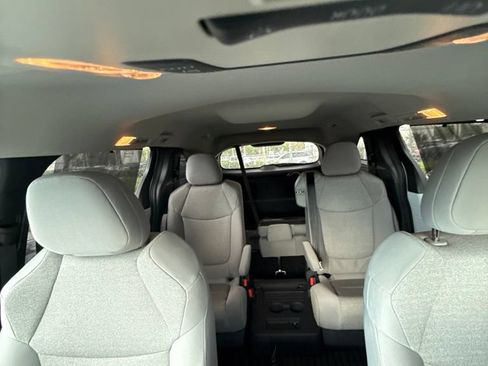 Used 2026 Toyota Sienna LE FWD image 5