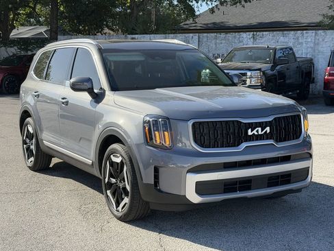 Certified 2024 Kia Telluride EX w/ EX Captain's Chair Package FWD image 2