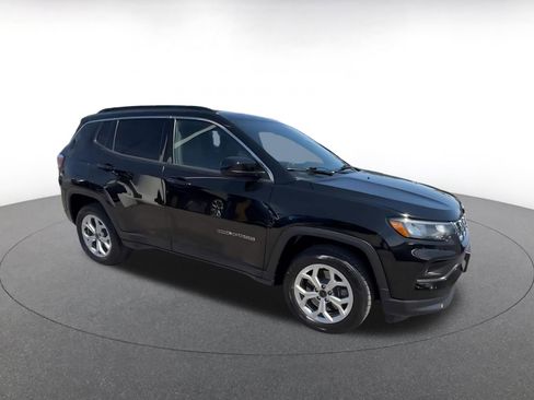 Used 2025 Jeep Compass Latitude AWD/4WD image 2