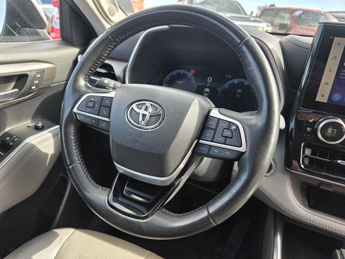 Used 2023 Toyota Highlander Limited image 17