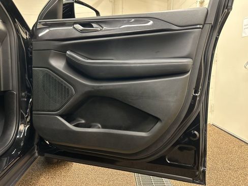 Used 2023 Jeep Grand Cherokee L Laredo image 16