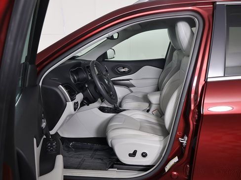 Used 2021 Jeep Cherokee Latitude Lux w/ Mopar Interior Package image 25