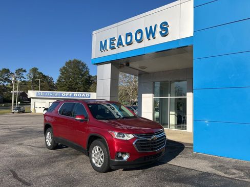 Used 2021 Chevrolet Traverse LT image 1