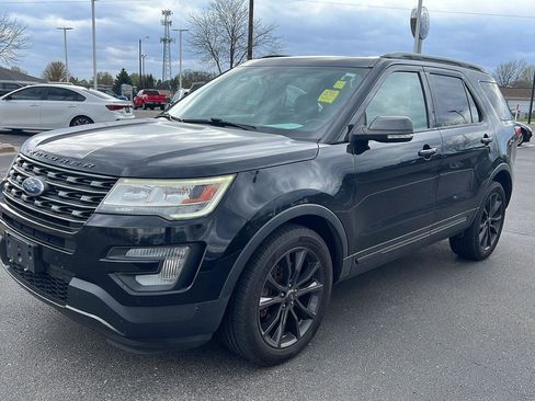 Used 2017 Ford Explorer XLT w/ Equipment Group 202A AWD/4WD image 13