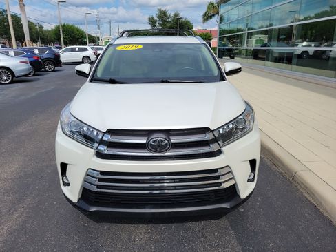 Used 2019 Toyota Highlander Limited FWD image 2