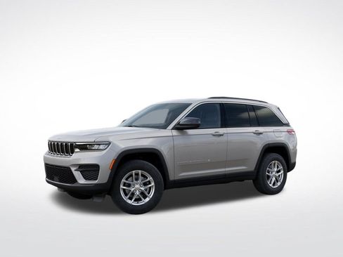 Used 2025 Jeep Grand Cherokee Laredo X w/ Luxury Tech Group I AWD/4WD image 2