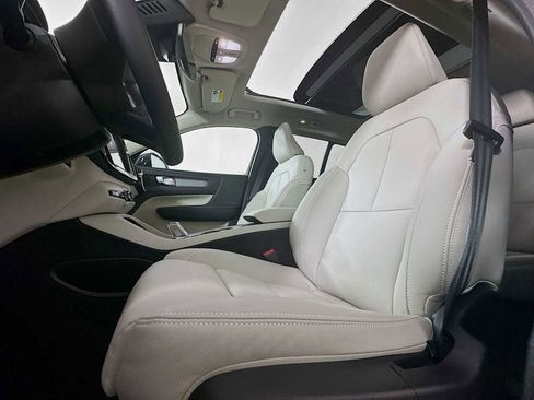 Used 2025 Volvo XC40 B5 Plus w/ Climate Package image 19
