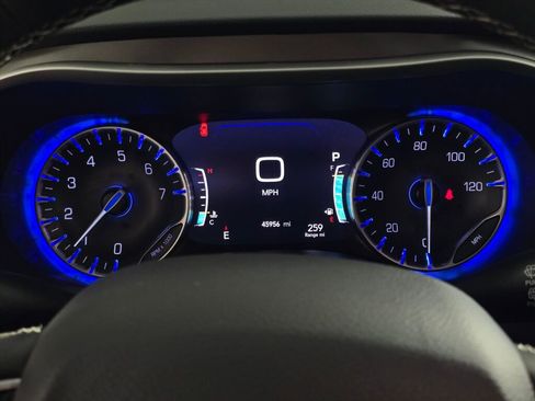 Used 2024 Chrysler Pacifica Touring-L image 28