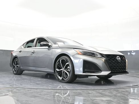 Used 2024 Nissan Altima 2.5 SR FWD image 58