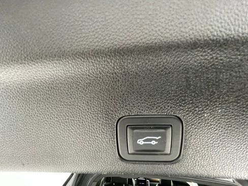 Used 2025 GMC Yukon Denali AWD/4WD image 7