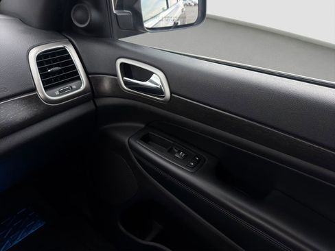 Used 2018 Jeep Grand Cherokee Laredo AWD/4WD image 17