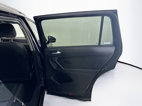 Used 2024 Volkswagen Tiguan SE image 32