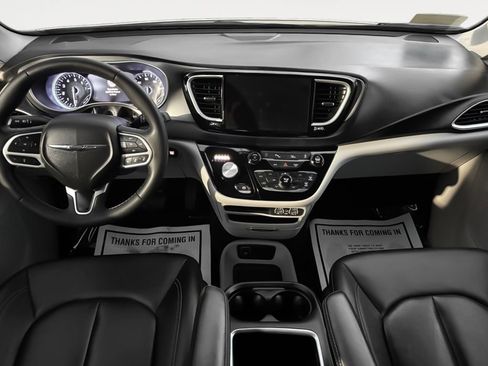 Used 2024 Chrysler Pacifica Touring-L image 16