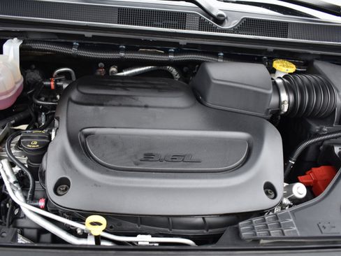 Used 2025 Chrysler Pacifica Limited image 25