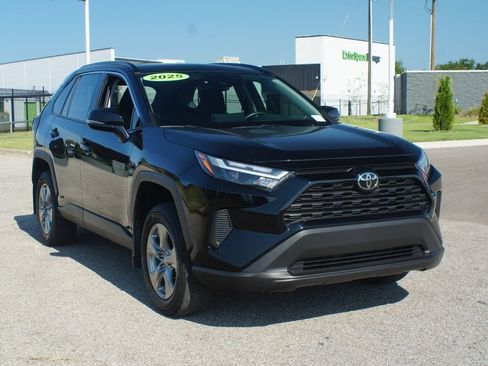 Used 2025 Toyota RAV4 XLE AWD/4WD image 2