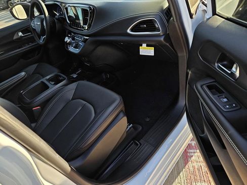 New 2026 Chrysler Pacifica Select image 7