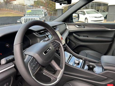 Used 2025 Jeep Grand Cherokee L Limited w/ Luxury Tech Group II AWD/4WD image 12