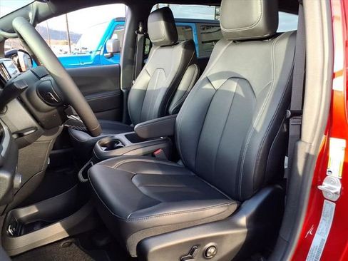 New 2026 Chrysler Pacifica Select AWD/4WD image 4