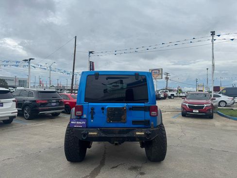 Used 2015 Jeep Wrangler Unlimited Sahara w/ Connectivity Group AWD/4WD image 32
