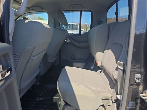 Used 2018 Nissan Frontier SV image 17