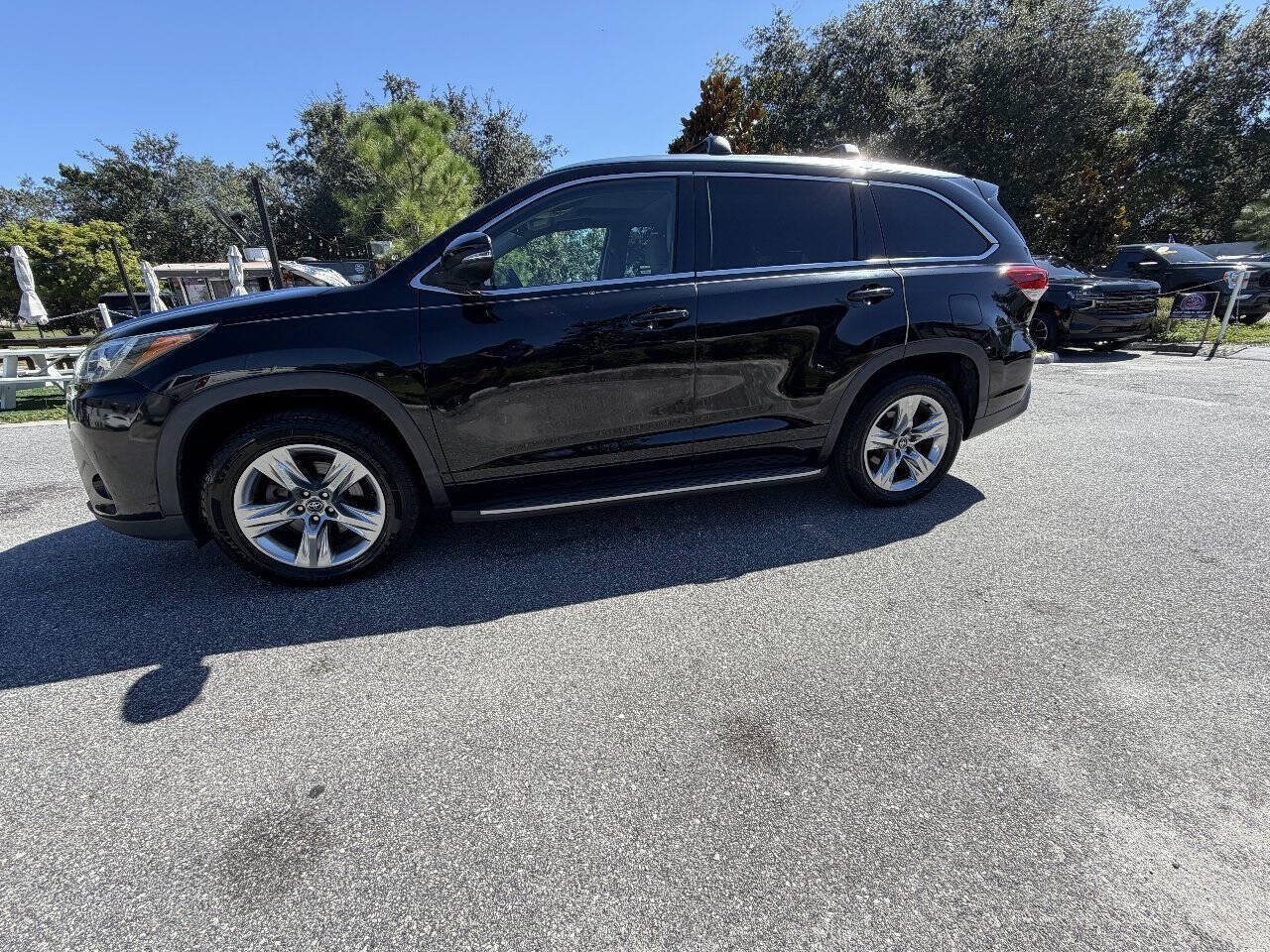 Used 2018 Toyota Highlander Limited FWD image 3