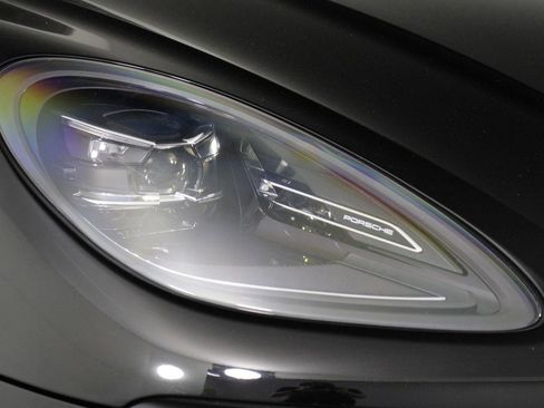 Certified 2025 Porsche Macan image 28