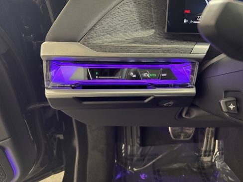 Used 2025 BMW 740i xDrive image 19