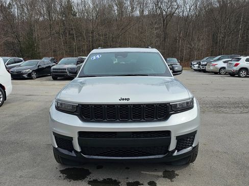 Used 2024 Jeep Grand Cherokee L Laredo image 4