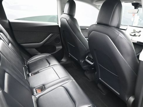 Used 2022 Tesla Model Y Long Range image 34