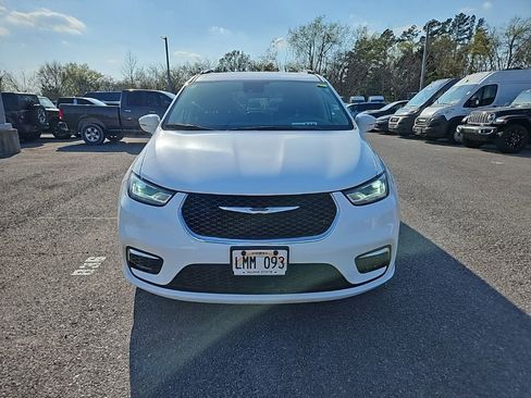 Used 2022 Chrysler Pacifica Touring-L FWD image 2