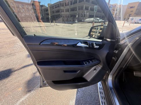 Used 2019 Mercedes-Benz GLE 400 GLE 400 4MATIC AWD 4dr SUV w/ Premium 1 Package image 16