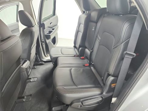 Used 2025 Nissan Pathfinder SL FWD image 32
