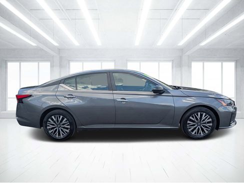 Used 2025 Nissan Altima 2.5 SV FWD image 2