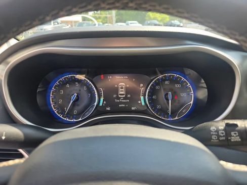 Used 2024 Chrysler Pacifica Touring-L FWD image 16