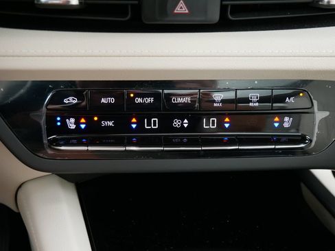 Used 2023 Buick Envision Avenir AWD/4WD image 23
