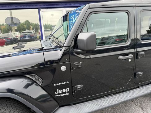 Used 2018 Jeep Wrangler Unlimited Sahara w/ Cold Weather Group AWD/4WD image 3