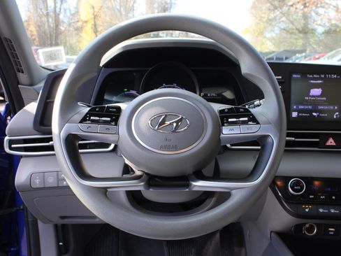 Used 2022 Hyundai Elantra Blue image 10