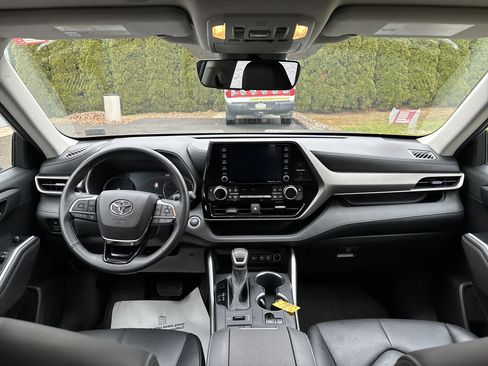 Used 2021 Toyota Highlander XLE image 16