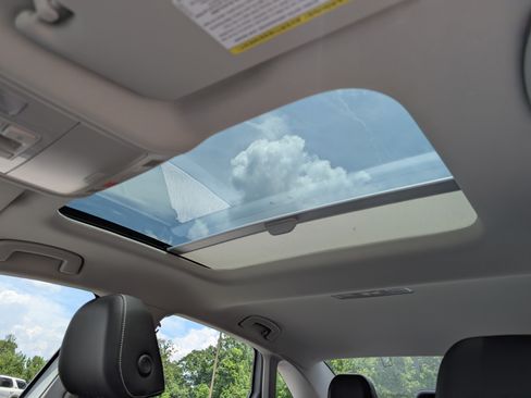 Used 2025 Volkswagen Jetta SE w/ Sunroof Package FWD image 15